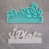 Easy-Sticks Einschieber Silikonform Ankerplatz – Die flexible Silikonform von Easy-Sticks zeigt den Schriftzug 'Ankerplatz' in einer kombinierten Darstellung von mintgrünem und weißem Silikon. Ideal für kreative DIY-Projekte und individuelle Geschenke.