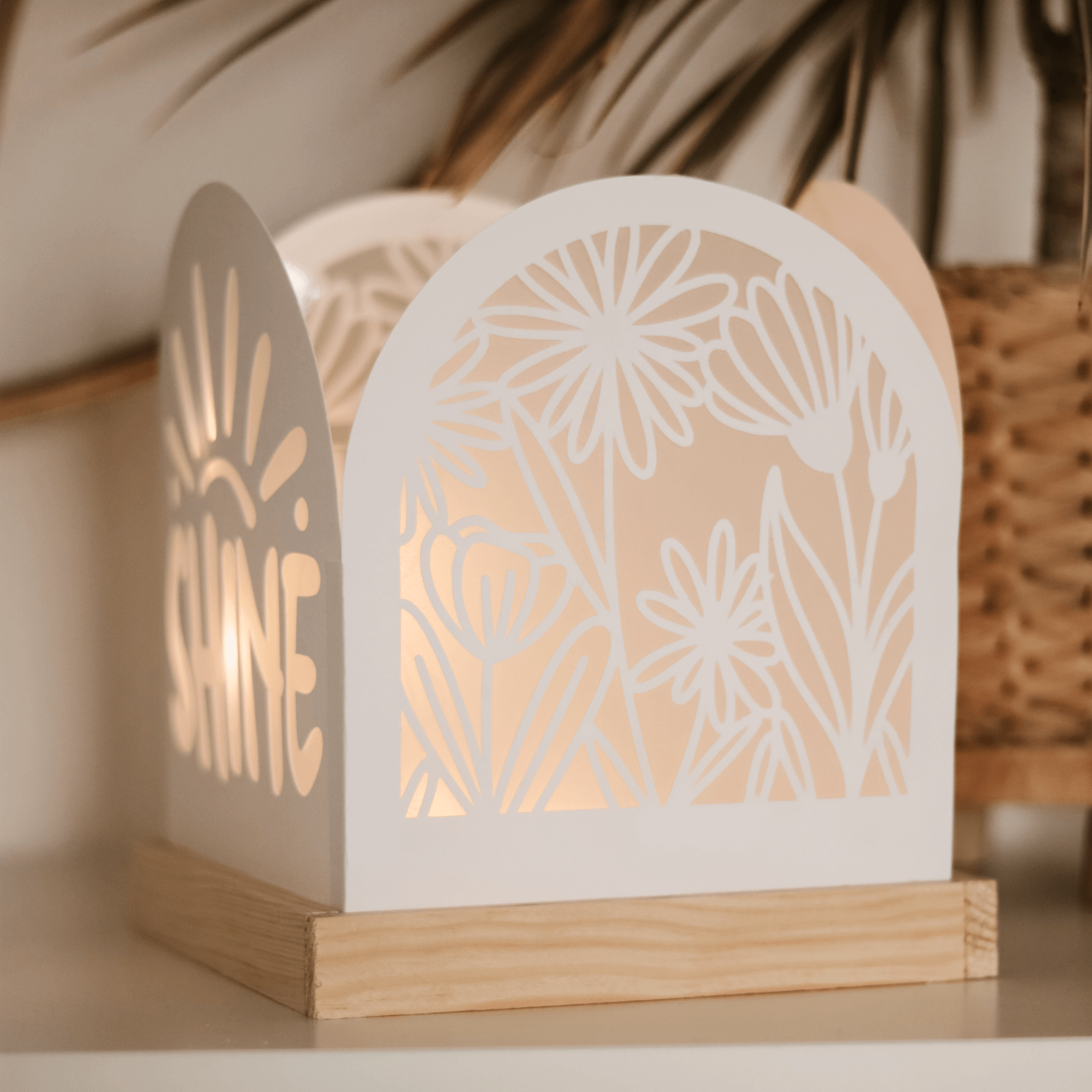 Beleuchtete Blumen Shine Laterne von easy-sticks, die das Wort "SHINE" und ein florales Design zeigt, ideal für DIY-Projekte und gemütliche Atmosphäre.