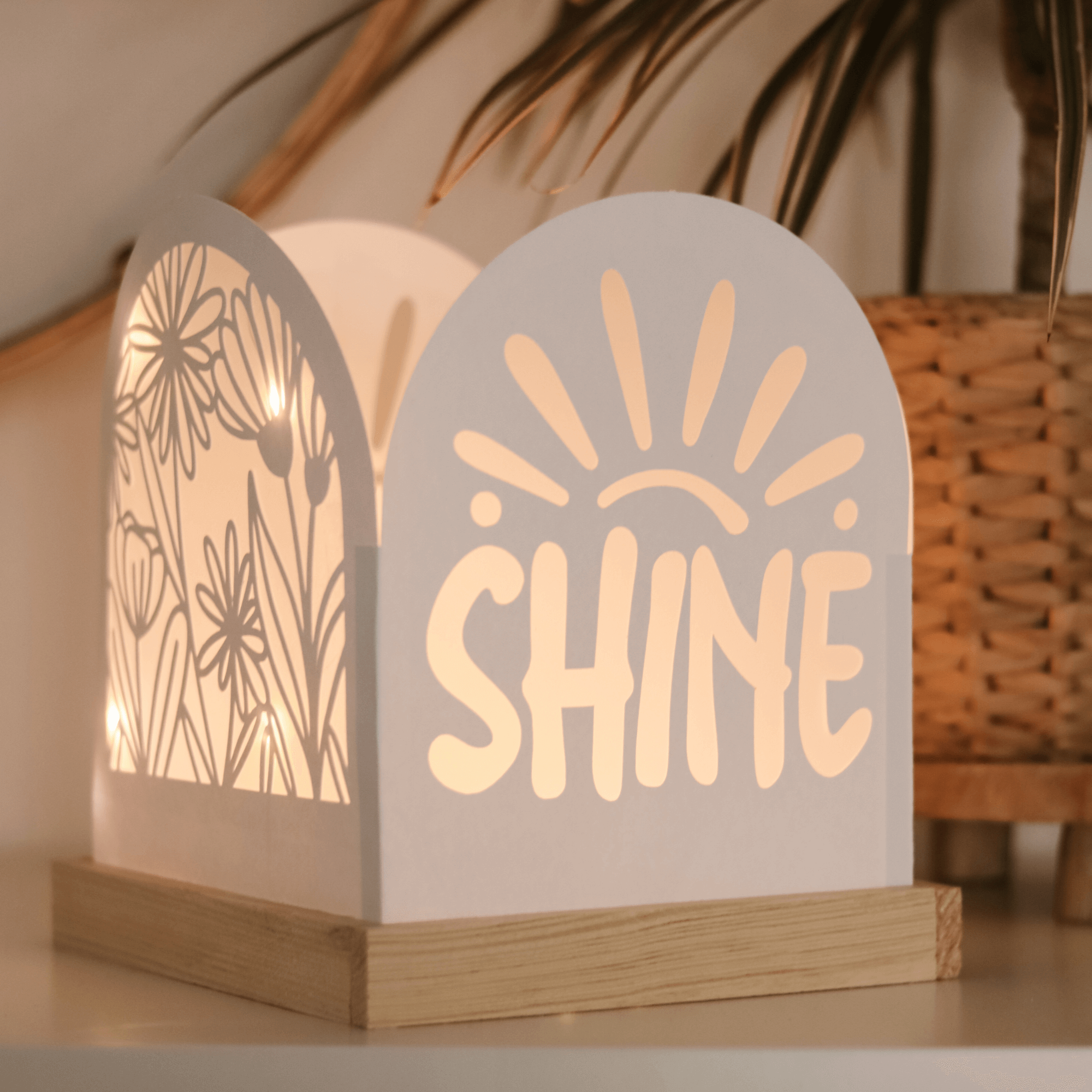 Stimmungsvolle Blumen Shine Laterne von easy-sticks mit blühendem Muster und dem inspirierenden Wort "SHINE", perfekt für kreative Bastelprojekte.