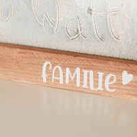 Detaillaufnahme des Schriftzugs 'Familie' in schöner Schriftart, designed von easy-sticks, inspiriert von der Plotterdatei 'Familie als Plotterdatei zum Downloaden'.