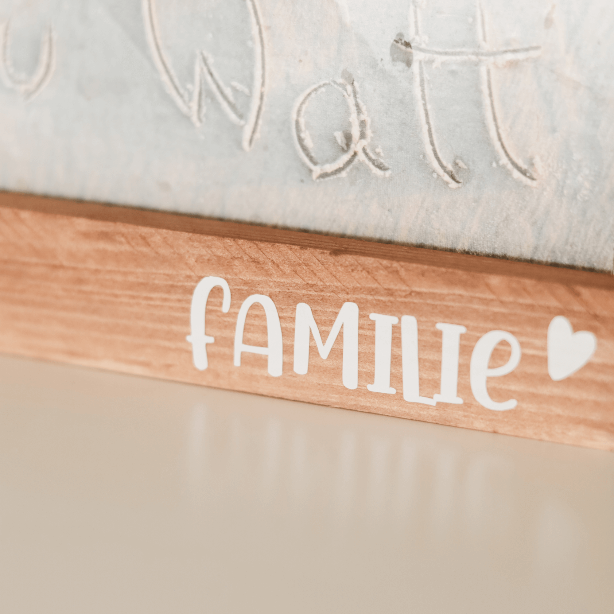 Detaillaufnahme des Schriftzugs 'Familie' in schöner Schriftart, designed von easy-sticks, inspiriert von der Plotterdatei 'Familie als Plotterdatei zum Downloaden'.
