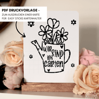 Die 'Wir sind im Garten' Gießkanne Karte von easy-sticks – eine charmante PDF Druckvorlage zum Ausdrucken, festlich verziert mit Blumen und Herzen für Gartenliebhaber.
