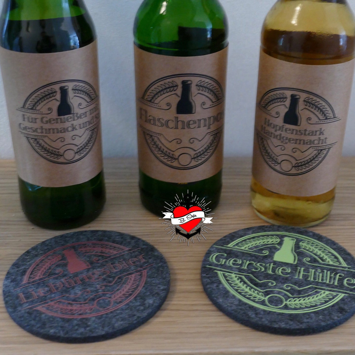 Bierflaschen mit Etiketten Für Genießer mit Geschmack, Flaschenpost, Hopfenstark Handgemacht und 2 Untersetzer