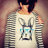 Frau trägt ein T-Shirt mit dem Bunny Hasen Design von easy-sticks, das einen stilisierten Hasen mit blauen Brillengläsern zeigt.
