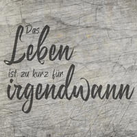 Inspirierende Plotterdatei "Das Leben ist zu kurz für irgendwann" von easy-sticks, gestaltet auf einer rustikalen Holzoberfläche. Perfekt für kreative DIY-Projekte und zum Ausdrucken und Lasergravieren.