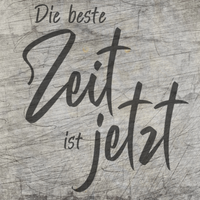 Inspirierende Plotterdatei von easy-sticks mit dem Schriftzug "Die beste Zeit ist jetzt", auf Holz-Optik präsentiert, ideal für kreative DIY-Projekte.