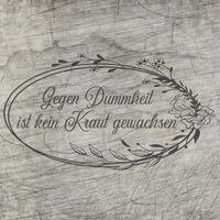Elegantes Design mit dem Schriftzug 'Gegen Dummheit ist kein Kraut gewachsen' auf einem rustikalen Hintergrund, ideal für kreative Projekte von easy-sticks.