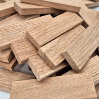 Nahaufnahme von Easy-Sticks 4.0 Mini aus Eiche, perfekt für Bastelideen mit langlebigem und schönem Holz - 60 Stück.