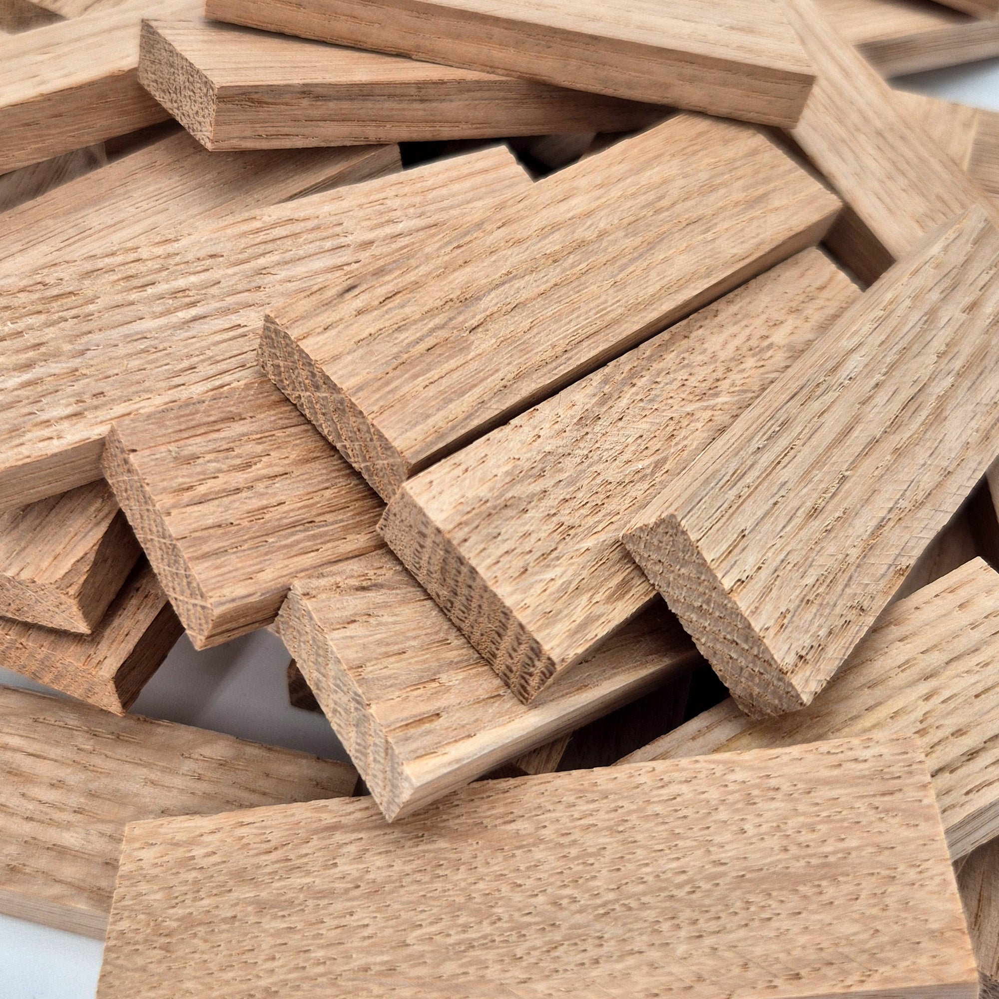 Nahaufnahme von Easy-Sticks 4.0 Mini aus Eiche, perfekt für Bastelideen mit langlebigem und schönem Holz - 60 Stück.