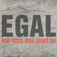 Kreative Laserdatei „Egal ich lass das jetzt so“ von easy-sticks, dargestellt in einer künstlerischen Schrift auf einem Holzuntergrund.