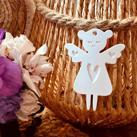 Niedlicher Engel zum Aufhängen mit Herzen von Easy-Sticks, perfekt als Dekoration oder Geschenk, liebevoll gestaltet und detailliert.