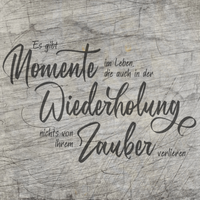 Künstlerisches Design mit dem Text "Es gibt Momente im Leben die auch in der Wiederholung nichts von ihrem Zauber verlieren" von easy-sticks, ideal für kreative Projekte mit Plotterdateien.