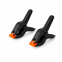 Zwei Federzwingen von Easy-Sticks in Schwarz mit orangefarbenen Akzenten, ideal für vielseitige Anwendungen bei der Holzbearbeitung - 95 mm - 2 Stück