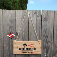 Kreatives Schild aus Holz mit den Worten "GRILLMEISTER" und Namen, ideal für Grillliebhaber. Entworfen von easy-sticks. Perfekt als individuelles Geschenk oder zur Dekoration beim Grillfest.