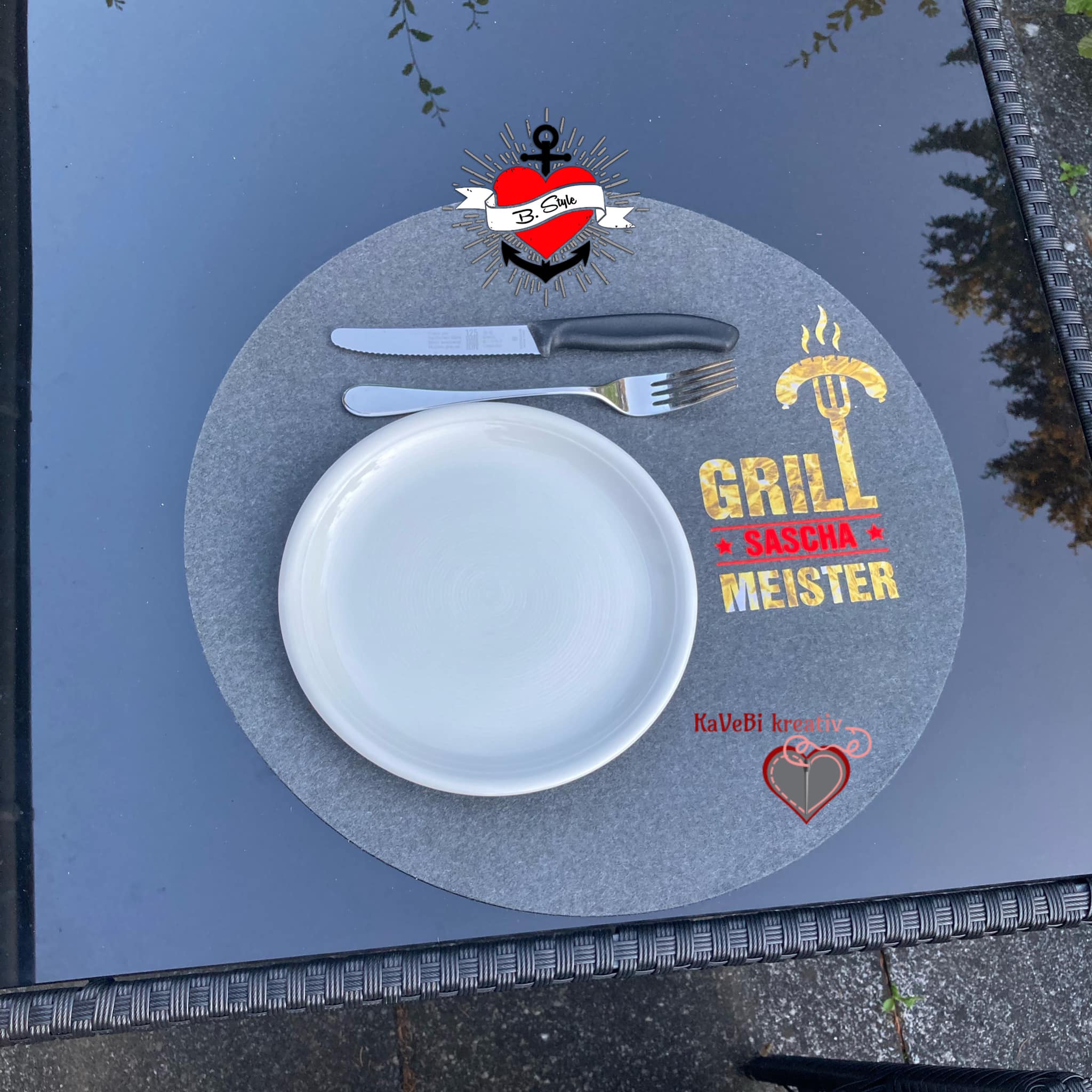 Ein stilvoller Grill-Untersetzer mit dem Aufdruck 'Grill Meister Sascha', designt von easy-sticks, ideal für jede Grillparty und als hübsches Deko-Element.