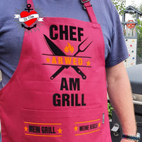 Ein rotes Grill-Schürze mit dem Design 'Chef am Grill' von easy-sticks, perfekt für Grillliebhaber, die ihre Leidenschaft für das Grillen zeigen möchten.