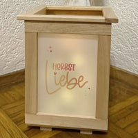 Holzlaterne mit dem Schriftzug Herbst Liebe von easy-sticks, ideal als Geschenk oder für festliche Anlässe.