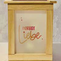 Detailansicht einer Laterne mit der Aufschrift Herbst Liebe von easy-sticks, perfekt für herbstliche Dekoration.