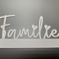 Nahaufnahme des satinierte Acryl Aufstellers 'Familie' von Easy-Sticks, mit Herzchen-Design, elegant vor einem grauen Hintergrund.