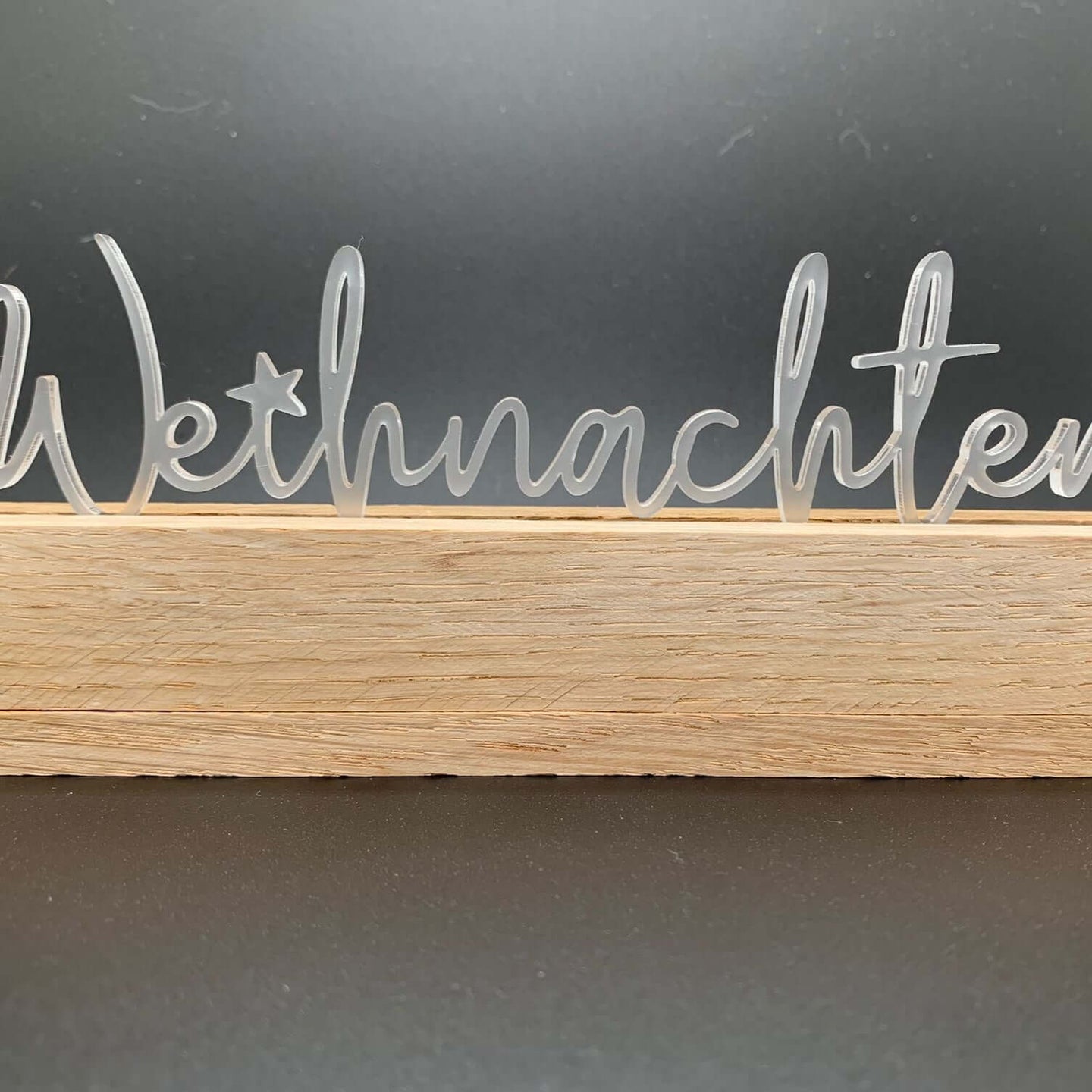 Stilvoller Easy-Sticks Acryl Aufsteller "Weihnachten" mit satiniertem Finish auf einem Holzsockel, ideal für festliche Dekoration.