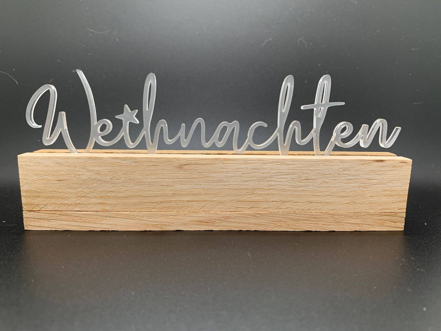 Eleganter Easy-Sticks Acryl Aufsteller "Weihnachten" auf einem Holzsockel, perfekt für Weihnachtsgeschenke und festliche Tischdekoration.