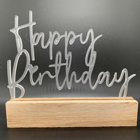 Verschönern Sie Ihre Geburtstagsfeier mit dem Easy-Sticks Acryl Aufsteller "Happy Birthday". Dieser elegante, satinierte Acrylständer mit natürlichem Holzsockel sorgt für eine festliche Atmosphäre.
