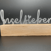 Kreativer Acryl Aufsteller 'Inselfieber' von Easy-Sticks, elegant gestaltet mit einer satinierten Oberfläche und einer Holzunterlage, ideal für tropische Dekoration.