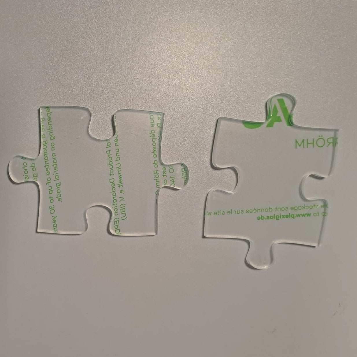 Set von transparenten Acryl-Puzzlestücken von Easy-Sticks, vielseitig einsetzbar für kreative Bastelideen.