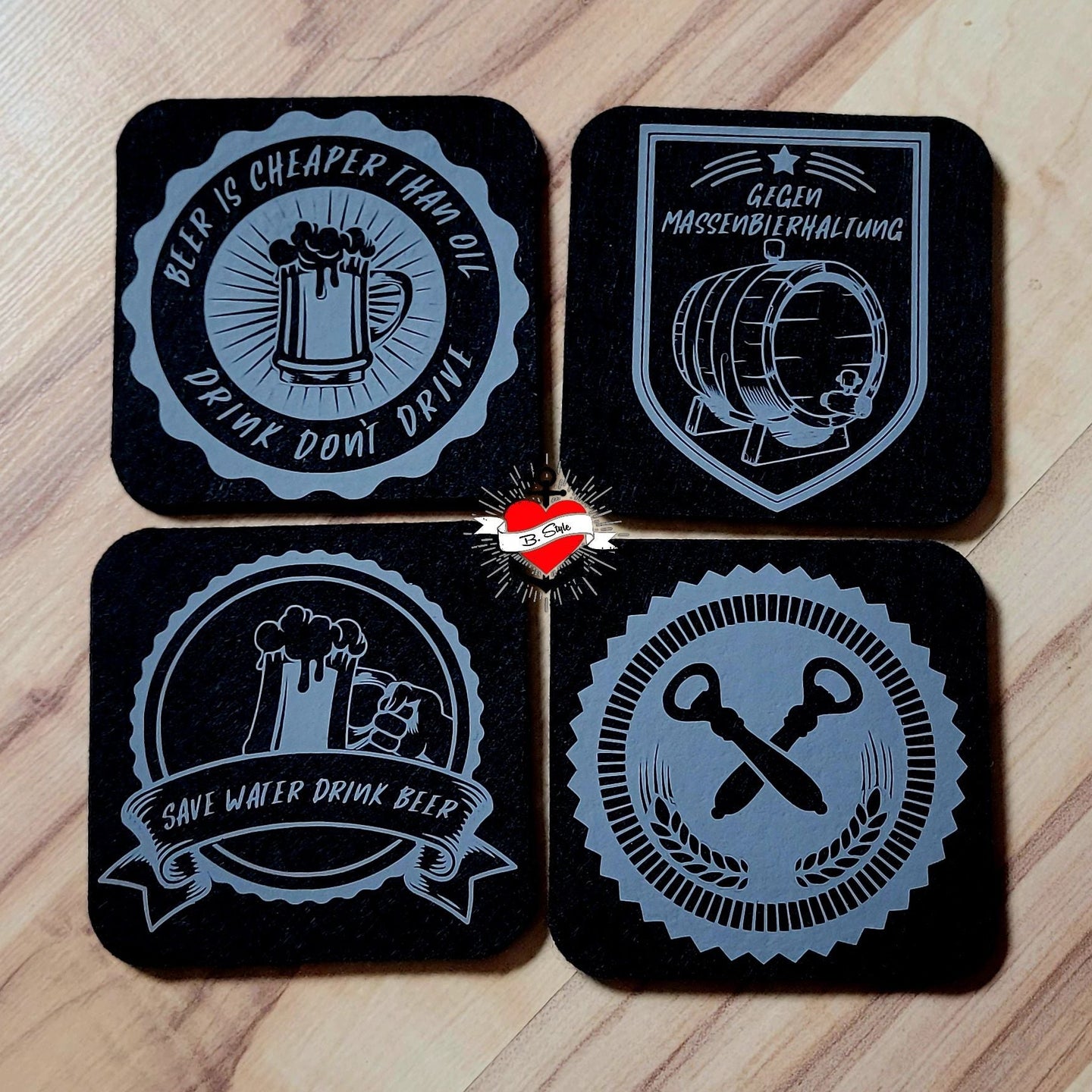 Bier Set mit 5 Motiven von easy-sticks: Kreative Untersetzer mit witzigen Sprüchen wie 'Beer is cheaper than oil' und 'Save water drink beer' auf schwarzem Grund.