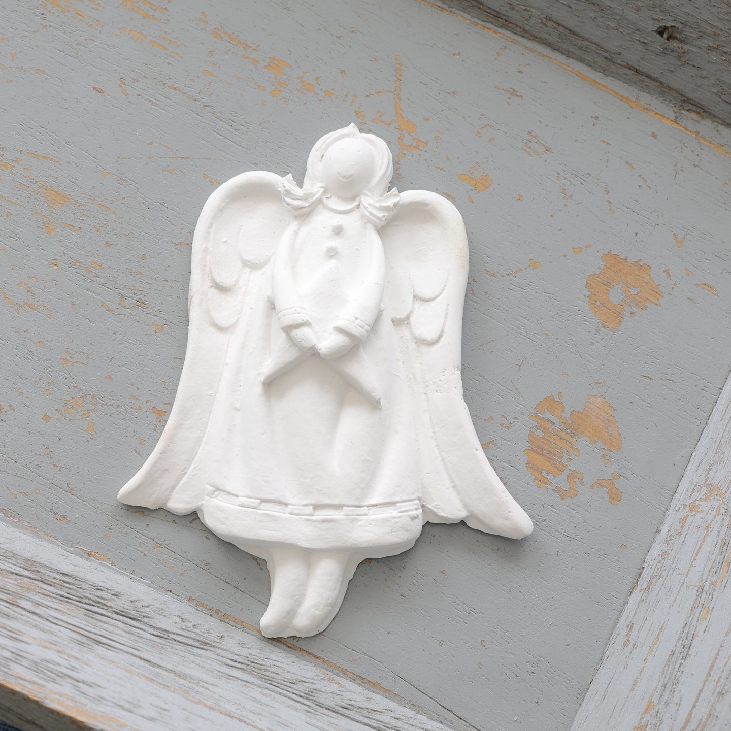 Ein liebevoll gestaltetes Engel-Mädchen aus Gips, erschaffen mit der Silikon-Gießform von easy-sticks. Perfekt für kreative Bastelprojekte und himmlische Dekorationen.