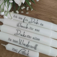 Weiße Kerzen mit inspirierenden Sprüchen, gestaltet mit der Plotterdatei "Kerzensprüche für jeden Anlass 2" von easy-sticks.