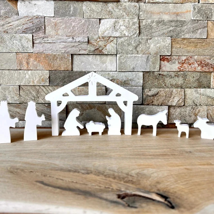 Silikon Weihnachtskrippe von easy-sticks, 2-teilige Gießform mit detaillierten Figuren, präsentiert in einer rustikalen Umgebung mit Steinmauer.