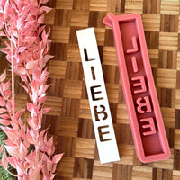 Silikonformen von easy-sticks mit dem Schriftzug 'LIEBE'. Ideal zum Gestalten von Windlichtern und einzigartigen Dekorationen für dein Zuhause. Liebe Easy-Sticks Silikonformen.