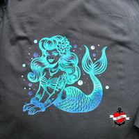 Schöne Meerjungfrau Plotterdatei von easy-sticks auf schwarzem T-Shirt, perfekt für kreative DIY Projekte.
