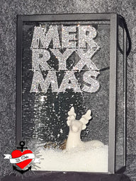 Eine glänzende Laterne mit dem Schriftzug "MERRY X MAS" in glitzerndem Stil, die eine wundervolle festliche Atmosphäre erzeugt. Diese kreative Idee nutzt die "Merry X Mas" Plotterdatei von easy-sticks.