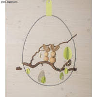 Dekorierter Metallring von easy-sticks in Ei-Form, geschmückt mit Holzfiguren und bunten Dekorationen für die Osterzeit.