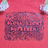 Tote Bag in leuchtendem Korallenrot mit dem Aufdruck 'Bloß nicht aufregen' von easy-sticks, umgeben von zwei zarten Blüten; perfekt für kreative DIY-Projekte.