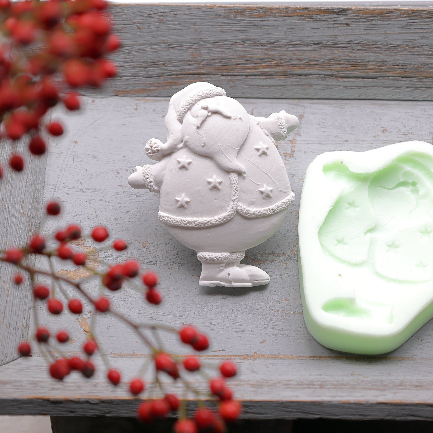 Weihnachtliche Silikonform von easy-sticks, zeigt Nikolausfigur mit Sternenweste. Ideal für DIY-Projekte und kreative Weihnachtsgeschenke.