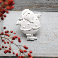 Süßer Nikolaus mit Sternenweste aus Keramik, hergestellt mit der Silikonform von easy-sticks. Perfekt für festliche Dekorationen in der Weihnachtszeit.