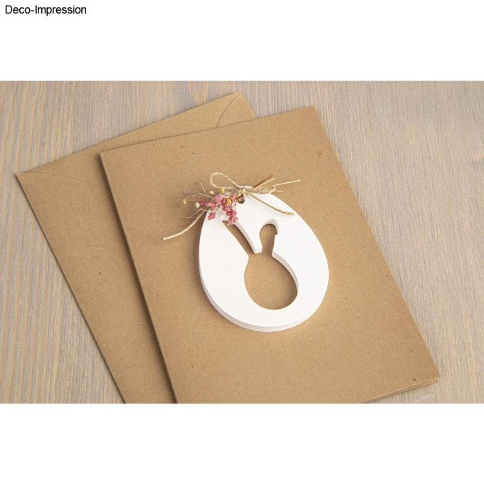 Osteranhänger aus Qualitätsmaterial, hergestellt mit der Silikon-Gießform von Easy-Sticks, verziert auf einem Geschenkkarten-Layout.