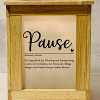 Schöne Laterne mit dem Wort 'Pause' in eleganter Schrift, ideal für Dekoration und Geschenke. Erhältlich als PDF zum Download bei easy-sticks.
