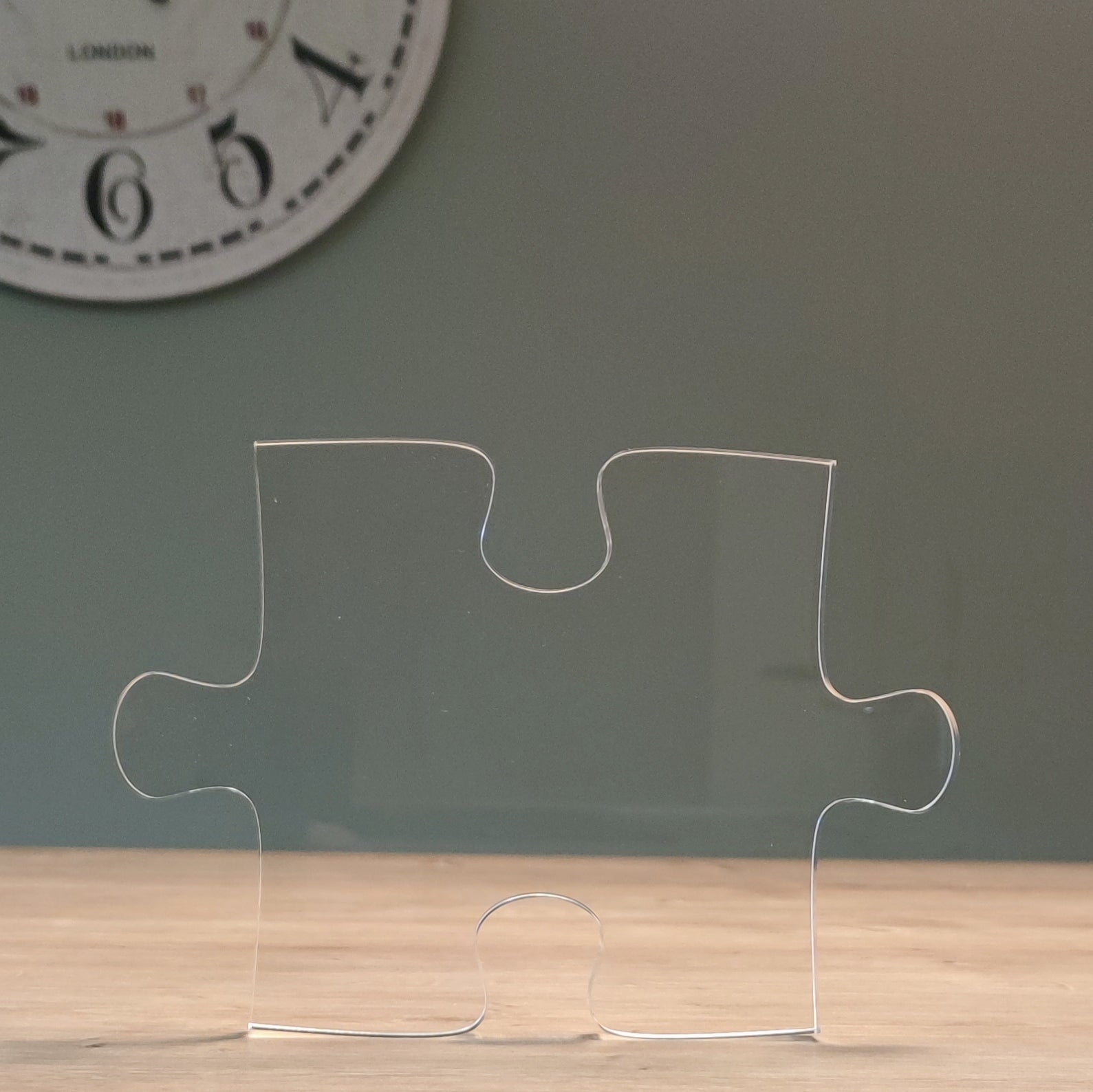 Stylisches Puzzlestück aus hochwertigem Acryl von Easy-Sticks, ideal als Tischdeko oder personalisiertes Geschenk.