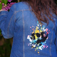 Person in einer blauen Jeansjacke mit einem farbenfrohen Schädel Druck, ideal für persönliche Styles, Schädel Skizze Plotterdatei zum Downloaden von easy-sticks
