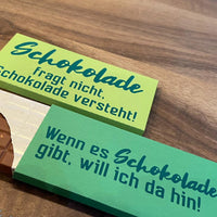 Schokolade Sprüche Plotterdatei von easy-sticks präsentiert eine Schokoladentafel mit humorvollen Sprüchen auf farbigen Verpackungen. Das perfekte Accessoire für kreative Bastelprojekte und Silikonformen.