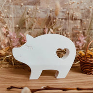 Dekofigur in Form eines Glücksschweins, weiß mit Herzdetails, ideal für kreative Projekte. Von Easy-Sticks - Silikonform - Glücksschwein.