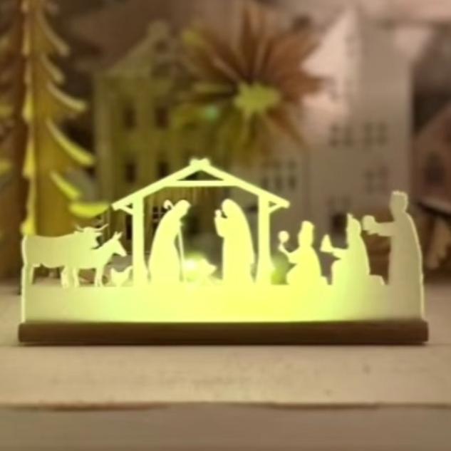 Elegante Weihnachtskrippe von Easy-Sticks, die stilvoll Maria, Josef und Jesus darstellt. Ideal als Dekoration für die Weihnachtszeit, perfekt für selbst gebastelte Kartenhalter. Krippe strahlt in satiniertem Design, schafft eine warme Atmosphäre zu Hause.