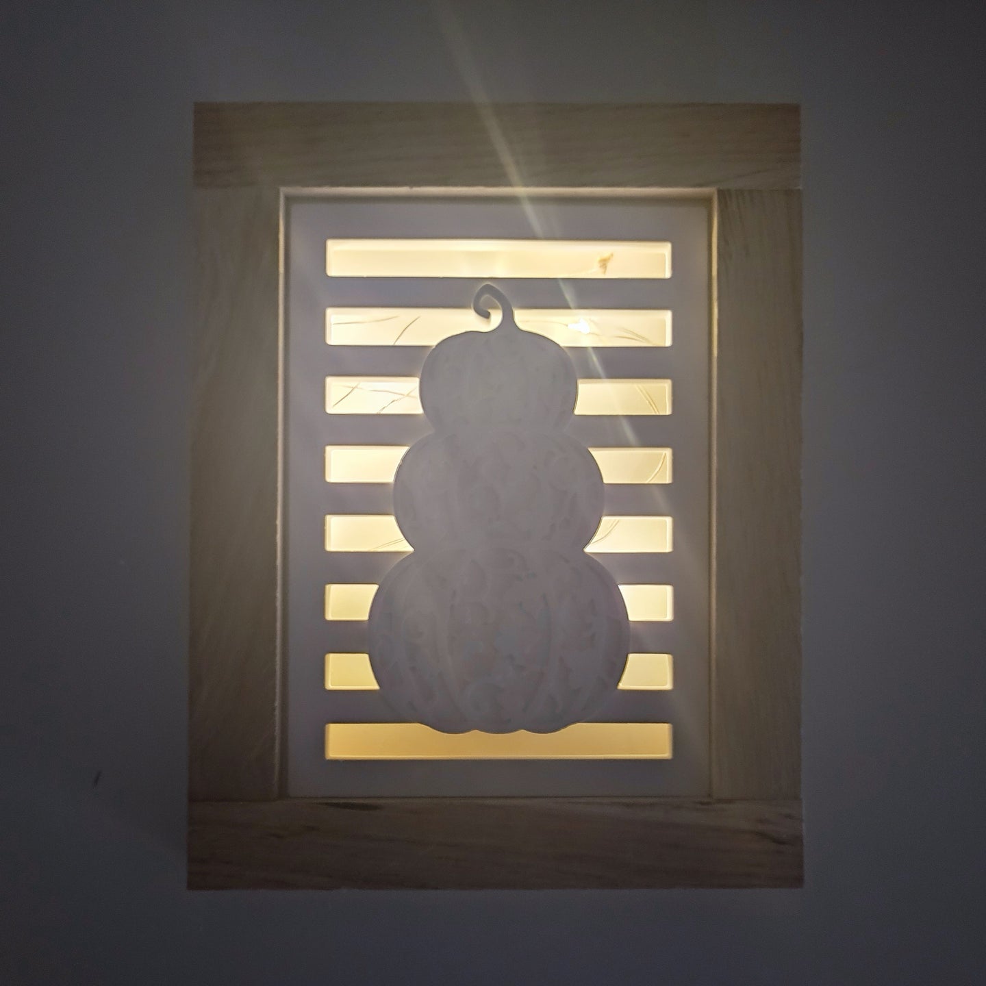 Silikonform - Kürbis Laterne Seitenteil gegossen mit Gießmasse und in Hol Rahmen Klötzchen geklebt