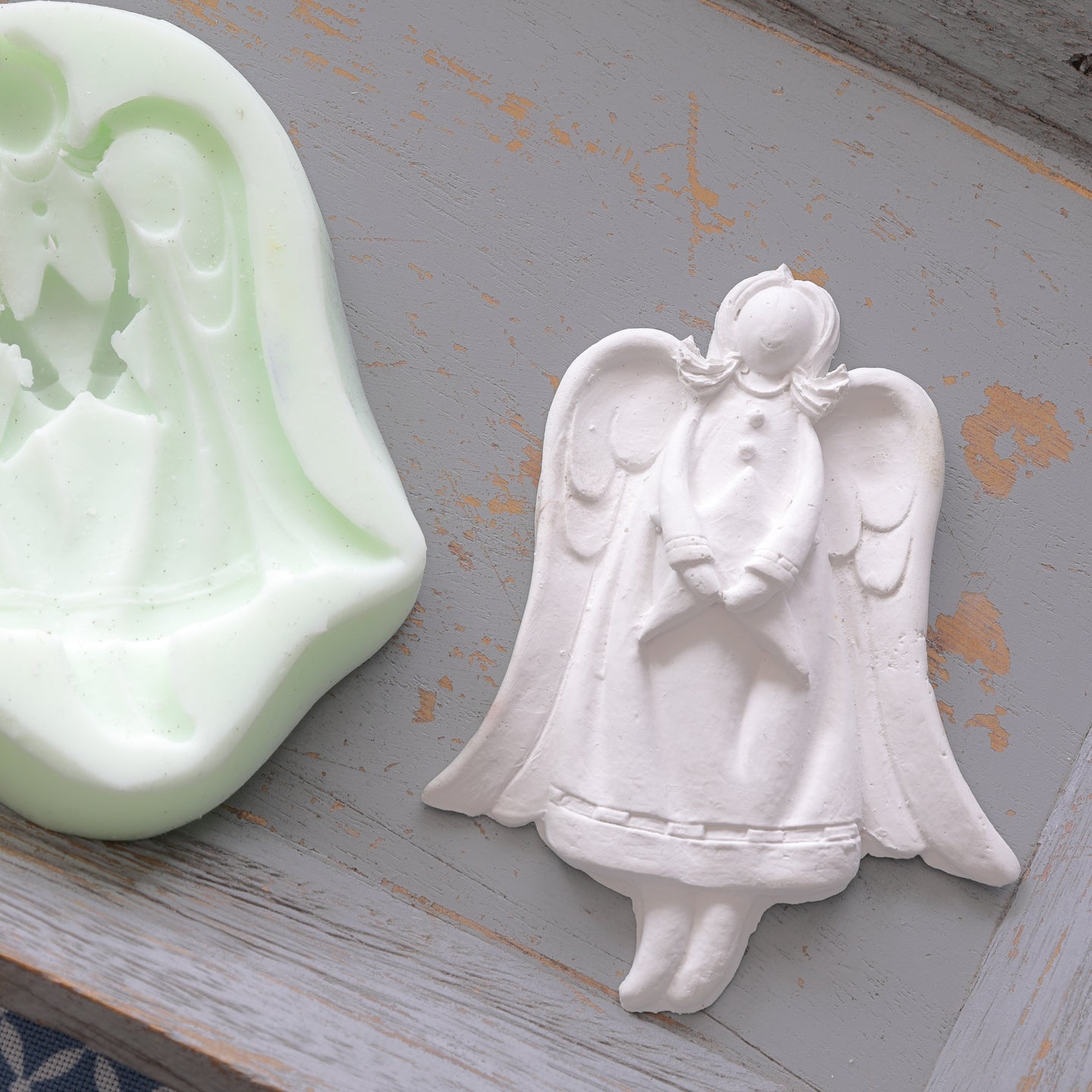 Silikon-Gießform von easy-sticks für das Engel-Mädchen, neben dem fertigen Gipsengel. Ideal für kreative Bastelideen und individuelle Geschenke.