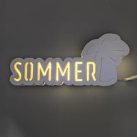 Leuchtendes Silikonform Lichtobjekt "Sommer mit Palme" von Easy-Sticks, zeigt den Schriftzug "SOMMER" mit einer stilisierten Palme, ideal für kreative Dekoideen.
