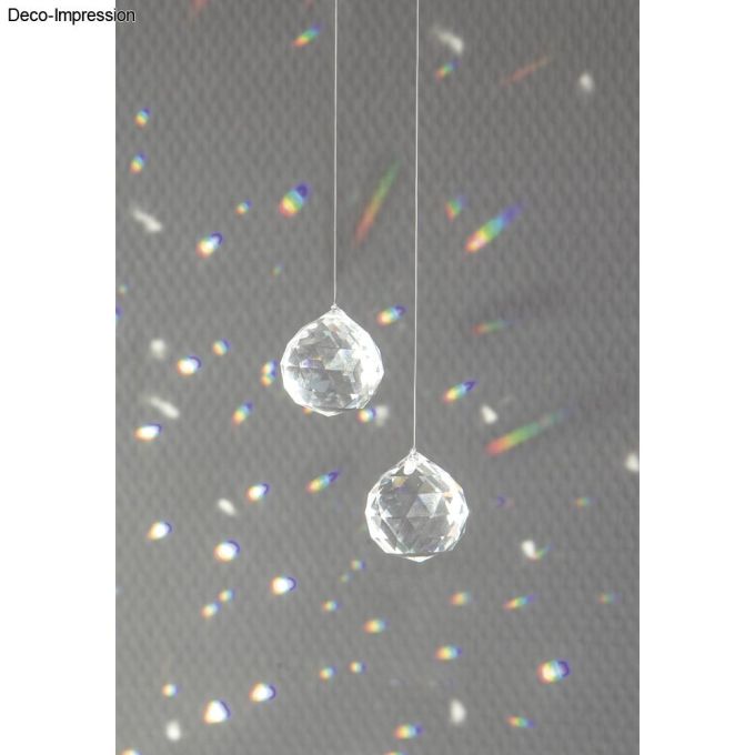 Rayher Sonnenfänger - 2er Set, detailreiche Aufnahme von zwei hängenden Lichtfängern aus Kristallglas vor einem schimmernden Hintergrund.